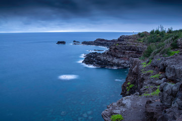 Fototapeta na wymiar Hawaiia sea cliffs with black lava rock