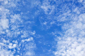 白い雲のある秋の青空