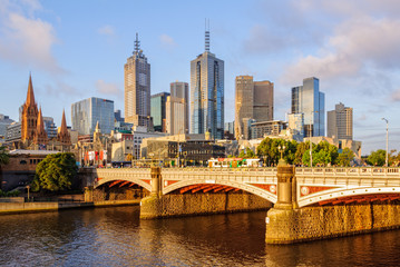 Naklejka premium Princes Bridge rozciąga się nad rzeką Yarra w mieście - Melbourne, Victoria, Australia