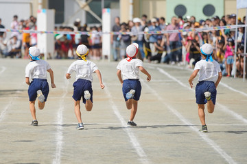 Obraz premium Zawody lekkoatletyczne szkoły podstawowej