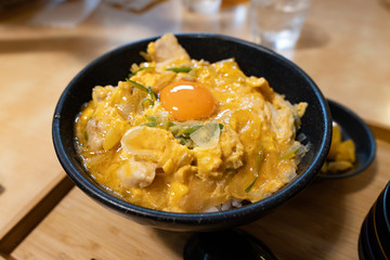 生卵がのった親子丼
