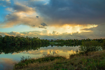 abendliche Landschaftsaufnahme mit Wolken  über den See