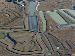 vue aérienne de marais salants sur l'île de Noirmoutiers en France