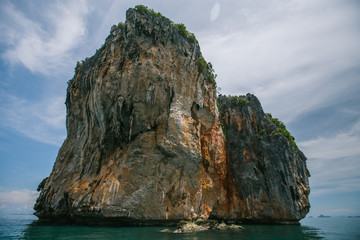 Obraz premium Small limestone island in the ocean, Thailand. 