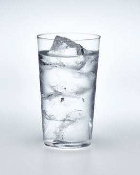 Naklejki szklanka wody z lodem