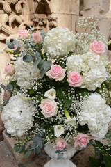 Brautstrauß mit rosa Rosen und weißen Hortensien