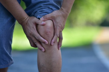 Man knee pain in Running or jogging