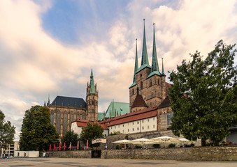 Obraz premium Severikirche mit Erfurter Dom im Hintergrund, vom Domplatz aus gesehen mit Biergarten im Vordergrund, Erfurt, Thüringen, Deutschland