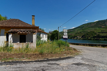 Fototapeta na wymiar altes, verfallenes Haus am Douro, Portugal