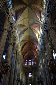 Voutes en ogives croisées dans une église. Cathédrale en France. Architecture intérieure d'une cathédrale française. L'art gothique.