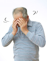 頭を振っている70代男性のイメージ