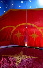 chapiteau de cirque avec des anneaux 