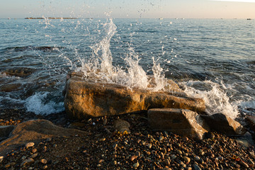 Vagues sur des rochers © Franck Chapolard