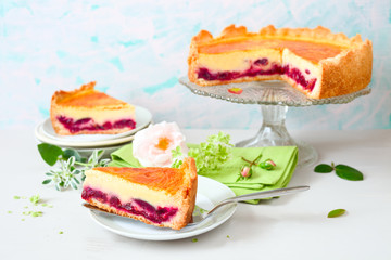 Schmandtorte mit Pflaumen