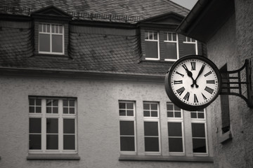 Fototapeta na wymiar Zeitzeugen, Zeit, stehengebliebene Uhr