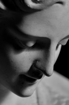 le visage d'une statue. Le visage d'une vierge pieuse.