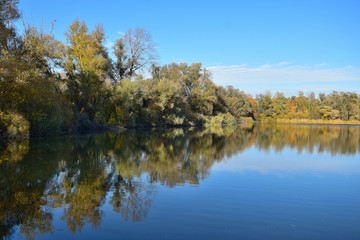 Fototapeta na wymiar Beautiful autumn landscape with a lake and trees.