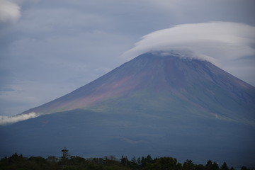雪なし富士山　傘雲・吊り雲あり