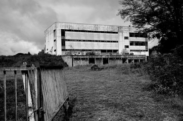 Un bâtiment industriel abandonné. Une ancienne usine abandonnée. La faillite d'une entreprise....
