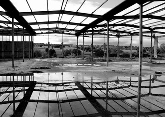 reflet de poutres métalliques dans une usine démolie