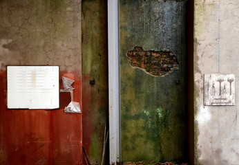 un mur rouget et vert abandonné