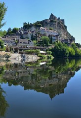 Fototapeta na wymiar Beynac-et-Cazenac Périgord reflets dans l'eau de la Dordogne de Beynac-et-Cazenac