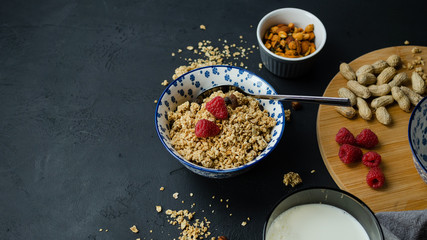 Musli z owocami i mlekiem. Fit śniadanie. Widok z góry, ciemne tło.