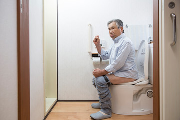便秘の日本人シニア男性
