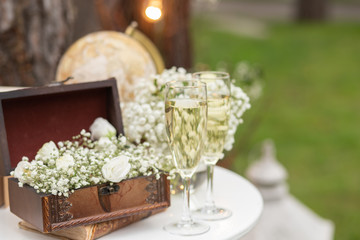 Obraz na płótnie Canvas Wedding wooden casket. Simple wooden box filled with very beautiful white bouquet of flowers. Eco style. Wedding decor.