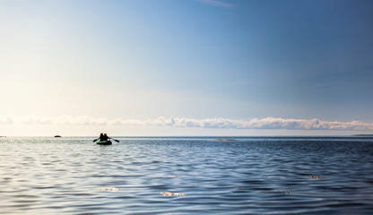 Fototapeta premium Kayaking on open wide ocean. Ausflug mit Kajak auf offenem Meer.