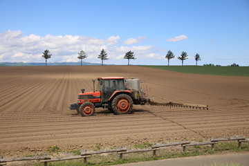 トラクターとメルヘンの丘
