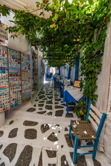 Fototapeta premium Caratteristico vicoletto nella città vecchia di Naxos, arcipelago delle isole Cicladi GR 