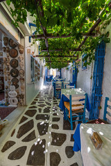 Caratteristico vicoletto nella città vecchia di Naxos, arcipelago delle isole Cicladi GR	
