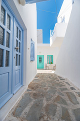 Caratteristico vicoletto nella città vecchia di Naxos, arcipelago delle isole Cicladi GR	 - obrazy, fototapety, plakaty