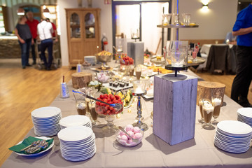 Hochzeitsdessert mit Schokobrunnen und Eis