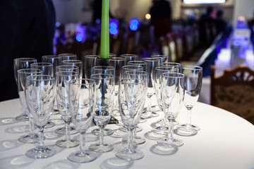 Sektgläser stehen auf einem Tisch bei einer Feier Hochzeit Party