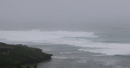 台風近いの沖縄の海