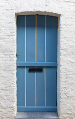 Obraz premium Old wooden door on the brick wall texture background