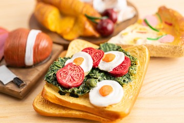 テーブルに乗った料理のミニチュア