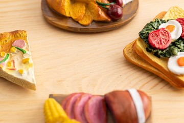 Fototapeta premium テーブルに乗った料理のミニチュア