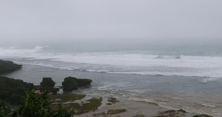 台風近いの沖縄の海