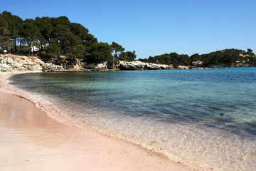 Strand und Felsenküste auf Mallorca