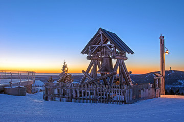 Friedensglocke auf dem Fichtelberg bei Oberwiesenthal zum Sonnenuntergang bei viel Schnee,...