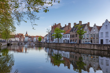 Fototapeta na wymiar Colored romantic houses by the canal in the historic city center of Brugge