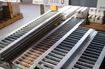 Metal grating side groove lid