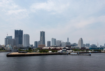 Fototapeta premium 横浜みなとみらいの空と雲とビル群