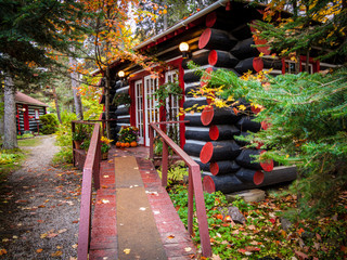 Fototapeta na wymiar wooden cabin in autumn
