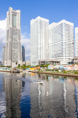 Fototapeta premium Niebo, chmury i budynki w Yokohama Minatomirai