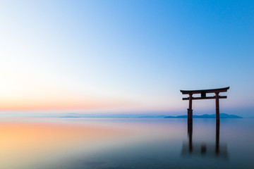 琵琶湖　白髭神社　夜明け