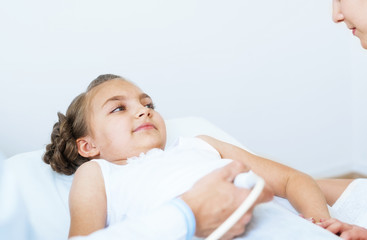 Obraz na płótnie Canvas Medical exam little girl by ultrasound equipment
